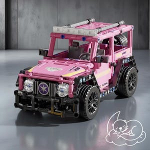 以下が含まれることがあります： ピンク色のブロックで組み立てられたおもちゃのSUV。 黒い車輪、ルーフラック、ヘッドライトが特徴です。 フードには数字の「206」と「SAVAGER」の文字が表示されています。 画像には、雲の上で眠っている漫画のラッコが含まれています。