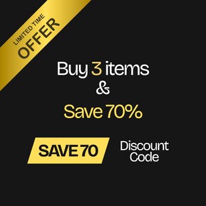 Pu&ograve; includere: Una tazza di ceramica bianca con un manico nero e la scritta "But First, Coffee" in nero, con un carattere a mano. La tazza &egrave; su una superficie bianca.