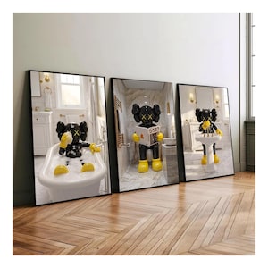 Conjunto de 3 peças KAWS para banheiro, nas cores preto e amarelo. Arte de parede hypebeast, arte de parede para fãs de tênis, figura KAWS, arte minimalista, decoração para quarto, download digital KAWS para banheiro.