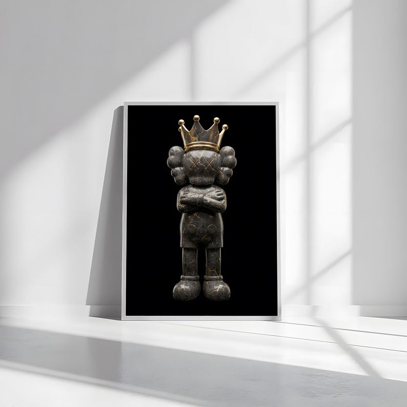 Pu&ograve; includere: Opera d'arte incorniciata raffigurante una figura stilizzata con le braccia incrociate, con una corona d'oro. La figura ha un aspetto strutturato, grigio scuro su sfondo nero. L'opera &egrave; esposta in una cornice bianca.