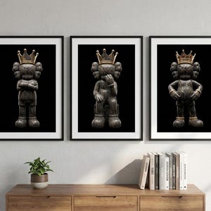 Set di 3 poster neri di KAWS, decorazioni murali in stile graffiti hypebeast, stampe minimaliste, street art, personaggio di KAWS, regalo per amanti delle sneaker, download digitale. immagine 5