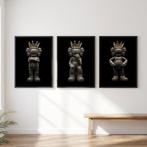 Set di 3 poster neri di KAWS, decorazioni murali in stile graffiti hypebeast, stampe minimaliste, street art, personaggio di KAWS, regalo per amanti delle sneaker, download digitale. immagine 6