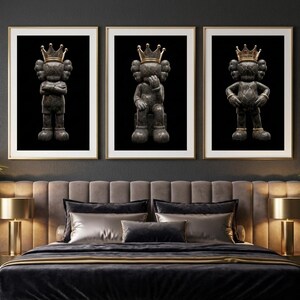 Set di 3 poster neri di KAWS, decorazioni murali in stile graffiti hypebeast, stampe minimaliste, street art, personaggio di KAWS, regalo per amanti delle sneaker, download digitale. immagine 3