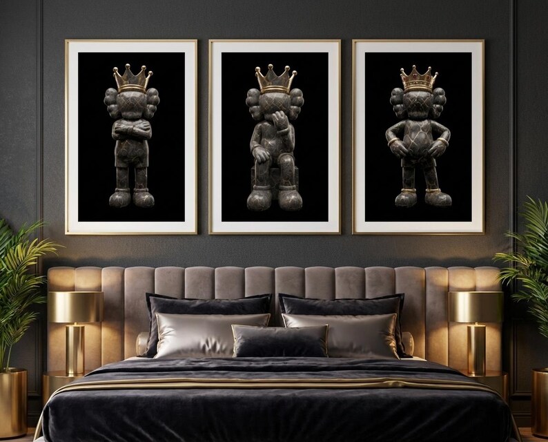 Set di 3 poster neri di KAWS, decorazioni murali in stile graffiti hypebeast, stampe minimaliste, street art, personaggio di KAWS, regalo per amanti delle sneaker, download digitale. immagine 3