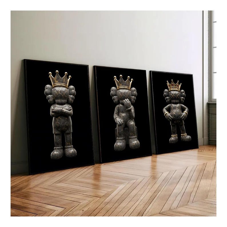 Pu&ograve; includere: Una tazza di ceramica bianca con manico nero e la scritta "But First, Coffee" in grassetto nero. La tazza &egrave; posta su uno sfondo sfocato. La tazza misura circa 10 cm di altezza.