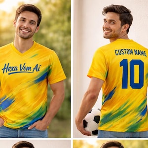 Może przedstawiać: Ż&oacute;łta koszulka piłkarska z niebieskim i zielonym wzorem pociągnięć pędzla. Z przodu widnieje napis "Hexa Vem A&iacute;" w kolorze niebieskim. Z tyłu znajduje się numer 10 i napis "CUSTOM NAME" w kolorze niebieskim. Koszulka jest noszona przez osobę.