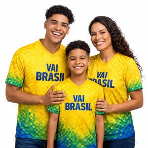 Puede incluir: Un juego de tres tazas de cer&aacute;mica con un esmalte moteado de color crema. Cada taza presenta un dise&ntilde;o floral pintado a mano en tonos azules, verdes y amarillos. Las tazas tienen una forma simple y redondeada y un asa c&oacute;moda.