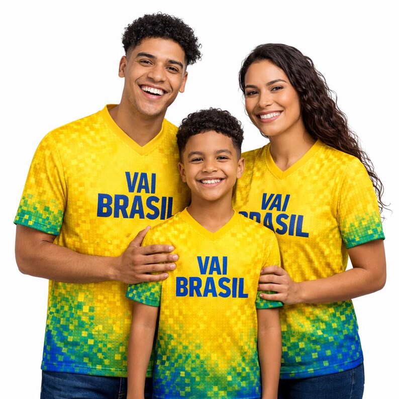 Puede incluir: Un juego de tres tazas de cer&aacute;mica con un esmalte moteado de color crema. Cada taza presenta un dise&ntilde;o floral pintado a mano en tonos azules, verdes y amarillos. Las tazas tienen una forma simple y redondeada y un asa c&oacute;moda.