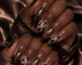 Unghie finte cromate marroni, unghie con stampa leopardata, unghie color moka, unghie a mandorla, unghie autunnali, unghie finte lucide, unghie con stampa animalier, unghie di lusso