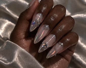 Unghie finte effetto vetro cromato, unghie a farfalla con strass, unghie di lusso con cristalli, unghie a mandorla, unghie da sposa, unghie iridescenti, unghie finte glamour