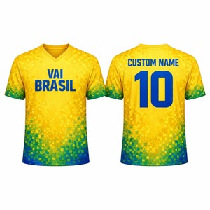 Puede incluir: Camiseta de f&uacute;tbol amarilla y verde con el texto "VAI BRASIL" en la parte delantera y "CUSTOM NAME" y el n&uacute;mero 10 en la parte trasera. La camiseta tiene cuello en V y un dise&ntilde;o pixelado.