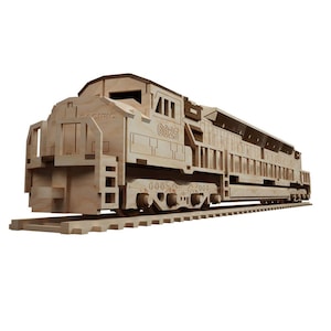 Op de afbeelding: Een houten model van een locomotief, met het nummer "6925" aan de zijkant. Het model is gemaakt van lichtgekleurd hout en staat op een stuk spoor. Het woord "PACIFIC" is zichtbaar.