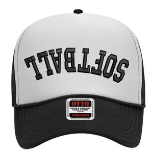 Puede incluir: Gorra de camionero en blanco y negro con la palabra "SOFTBALL" bordada en letras negras en la parte delantera. La gorra tiene una visera negra y un panel frontal blanco. Cierre a presión.