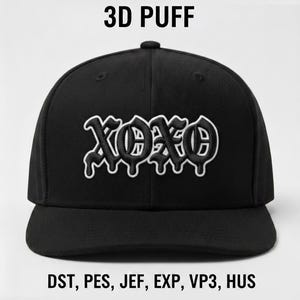 Könnte beinhalten: Schwarze Baseballkappe mit dem Wort "XOXO" in Weiß mit 3D-Puff-Effekt gestickt. Die Kappe hat einen flachen Schirm und eine runde Krone. Der Text "3D PUFF" steht über der Kappe, und darunter stehen die Buchstaben "DST, PES, JEF, EXP, VP3, HUS".