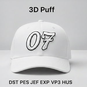 Puede incluir: Gorra de béisbol blanca con el número "07" en diseño 3D puff, contorneado en negro. El texto "3D Puff" está encima de la gorra, y "DST PES JEF EXP VP3 HUS" debajo.