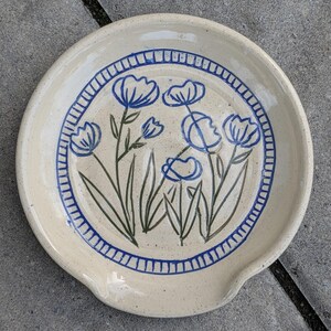 Reposacucharas de cerámica hecho a mano / Utensilios de cocina de cerámica con decoración floral esgrafiada