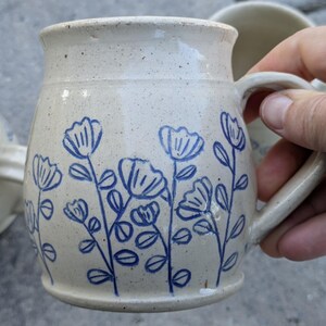 Taza Mishima, Flores Azules / Taza de cerámica tallada a mano / Gres torneado / Cerámica botánica