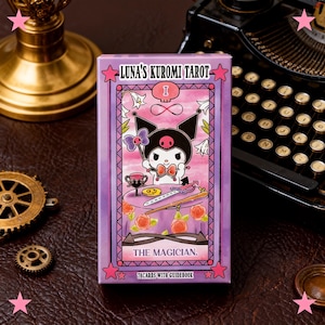 Pode incluir: Uma caneca de cerâmica branca com uma alça preta e o texto "But First, Coffee" em negrito preto. A caneca está cheia de um líquido escuro, provavelmente café, e está sobre uma superfície clara.