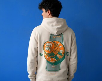 TYPOKRISI - HOLD KÄFT! Unisex huvtröja med mörkare färger och grafik.