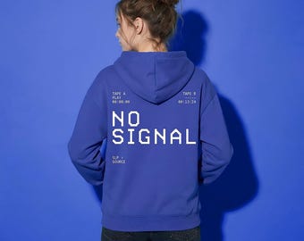 Typocrisy NO SIGNAL VHS Blue Screen Hoodie | Unisex tröja med streetwearmotiv | 90-tals retro pixeltryck