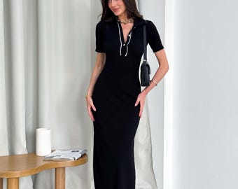 Vestido midi de algodón natural, silueta ajustada, detalle de botones, atuendo casual chic.