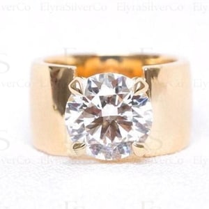 Anillo de compromiso personalizado de moissanita redonda de 10 mm con banda ancha, anillo de boda único de oro rosa de 14 k con diamante grande, solitario de 4 puntas con banda gruesa.