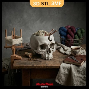 Puede incluir: Naturaleza muerta con un cuenco blanco con forma de calavera lleno de hilo y agujas de tejer. Un ovillador de madera, una cesta de hilo, una taza de té y un cuaderno con un calibrador descansan sobre una mesa de madera rústica. El texto "3D STL 3MF" y "MasterMesh STUDIO" es visible.