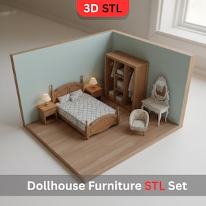 Pode incluir: Um conjunto de quarto de bonecas em miniatura com uma cama, mesinhas de cabeceira, um guarda-roupa, uma penteadeira e uma cadeira pequena. A cama tem um edredom estampado. O conjunto é feito de madeira e tem uma parede azul clara. Os textos "3D STL" e "Dollhouse Furniture STL Set" são visíveis.