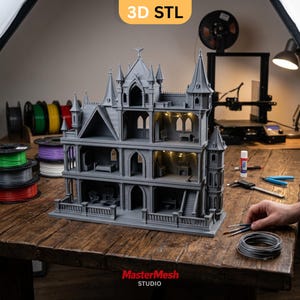 K&ouml;nnte beinhalten: Ein graues, 3D-gedrucktes Puppenhaus mit mehreren Ebenen, spitzen T&uuml;rmen und Bogenfenstern. Die Struktur verf&uuml;gt &uuml;ber Innenr&auml;ume mit Miniaturm&ouml;beln und Lichterketten. Der Text 3D STL ist oben sichtbar, und MasterMesh STUDIO steht am unteren Rand.