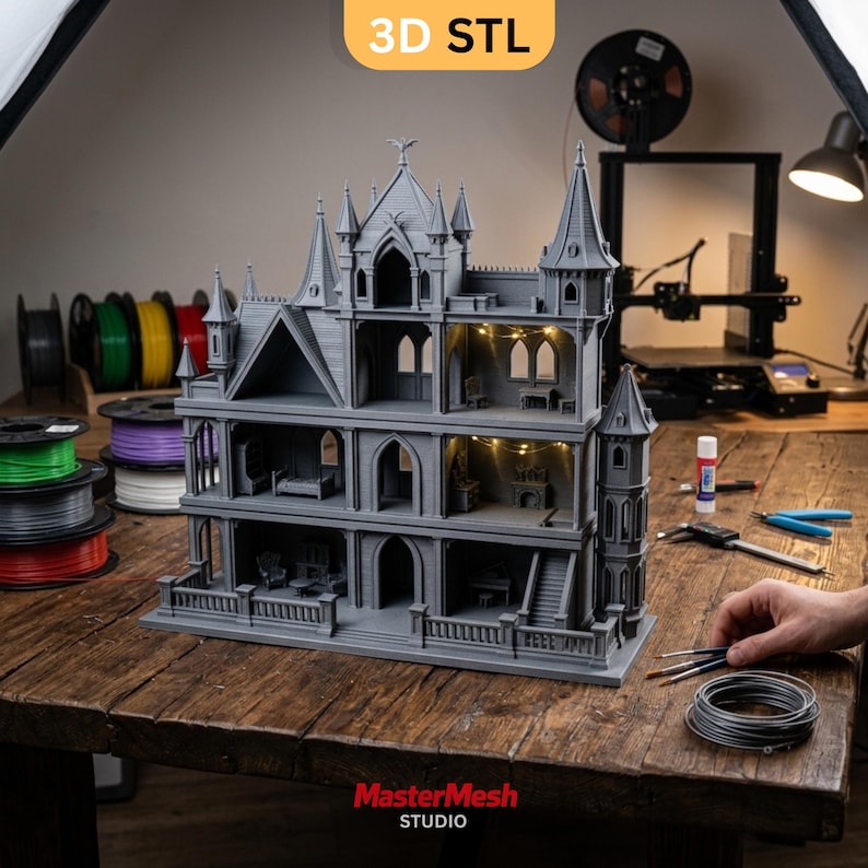 K&ouml;nnte beinhalten: Ein graues, 3D-gedrucktes Puppenhaus mit mehreren Ebenen, spitzen T&uuml;rmen und Bogenfenstern. Die Struktur verf&uuml;gt &uuml;ber Innenr&auml;ume mit Miniaturm&ouml;beln und Lichterketten. Der Text 3D STL ist oben sichtbar, und MasterMesh STUDIO steht am unteren Rand.