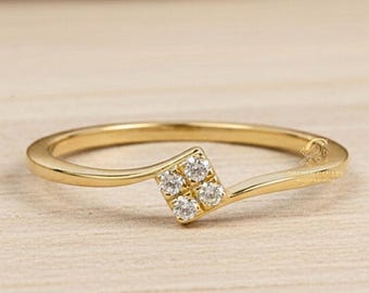 Anillo minimalista de oro de 14 quilates con diamantes en racimo, anillo de compromiso geométrico con derivación para ella, delicado anillo cuadrado de cuatro piedras para regalo de aniversario.