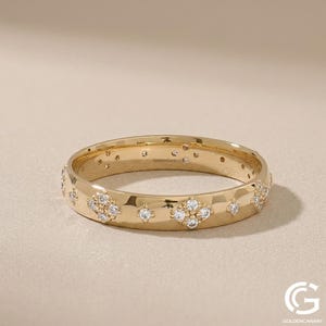 Scattered Diamond Gold Band, Flush Set Stacking Ring, Vintage Style Celestial Wedding Band, Dainty Anniversary Ring for Her, Minimalist Ring