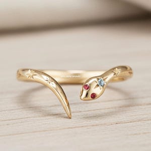 Anello a forma di serpente in oro 14k con rubino e zaffiro, anello a forma di serpente con incisione di una stella celeste, anello avvolgente delicato, gioielli in stile vittoriano, regalo per lei