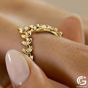 Aliança de casamento curva em ouro maciço 14K com design de folha, anel com padrão botânico em ziguezague, aliança com ramos de oliveira, anel para usar em conjunto com outros anéis inspirado na natureza, aliança com desenho de videira élfica.
