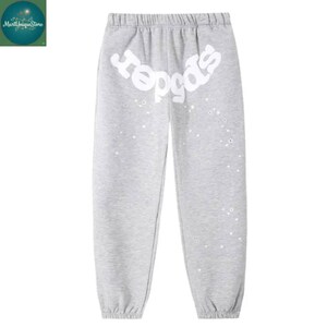 Puede incluir: Pantalones deportivos grises claros con un gr&aacute;fico blanco curvo que dice "repgds". Peque&ntilde;os dise&ntilde;os blancos en forma de estrella est&aacute;n dispersos por los pantalones. Los pantalones deportivos tienen cintura y pu&ntilde;os el&aacute;sticos.