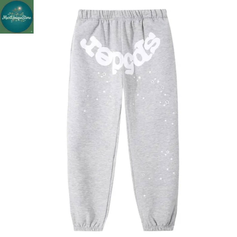 Puede incluir: Pantalones deportivos grises claros con un gr&aacute;fico blanco curvo que dice "repgds". Peque&ntilde;os dise&ntilde;os blancos en forma de estrella est&aacute;n dispersos por los pantalones. Los pantalones deportivos tienen cintura y pu&ntilde;os el&aacute;sticos.