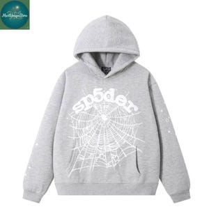 Puede incluir: Sudadera con capucha gris con un dise&ntilde;o de telara&ntilde;a blanca y la palabra "sp5der" en el pecho. La sudadera tiene un bolsillo delantero y estrellas en las mangas.