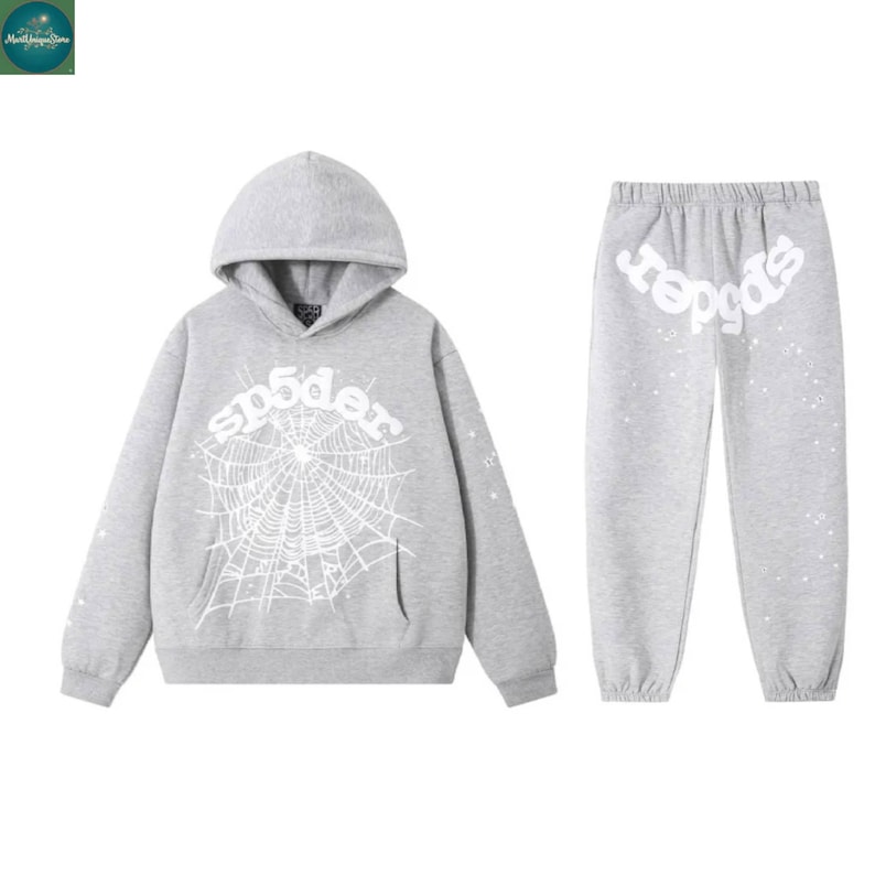Puede incluir: Conjunto de sudadera con capucha y pantal&oacute;n de ch&aacute;ndal grises. La sudadera con capucha presenta un dise&ntilde;o de telara&ntilde;a blanca con la palabra "sp5der" encima. El pantal&oacute;n de ch&aacute;ndal tiene la palabra "sp5der" en la espalda. El conjunto es de material suave.