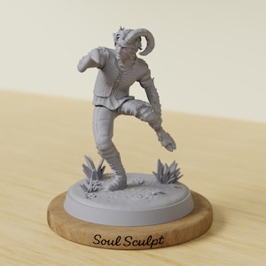 Puede incluir: Escultura gris de una criatura mítica con cuernos y pezuñas, en movimiento. La figura está sobre una base circular con el texto "Soul Sculpt" en un soporte de madera. Una obra de arte de fantasía.