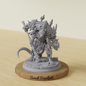 Peut inclure: Figurine fantastique grise représentant une créature ressemblant à un rat avec plusieurs têtes, une armure et des armes, debout sur une base détaillée. La figurine est montée sur une base en bois ronde avec le texte "Soul Sculpt".