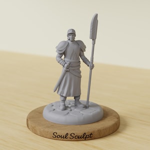 Puede incluir: Una figura gris de un caballero medieval sosteniendo una lanza y una espada, de pie sobre una base con textura de piedra. La figura está montada sobre una base de madera redonda con el texto "Soul Sculpt".