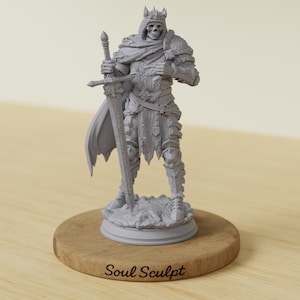 Può includere: Una statuetta grigia di un re scheletrico in armatura, con una spada. La figura indossa una corona e un mantello, in piedi su una base di legno rotonda. La base ha il testo "Soul Sculpt".