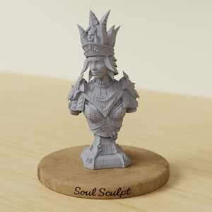 Könnte beinhalten: Graue Büste einer königlichen Figur mit detaillierter Krone und Rüstung. Die Skulptur ist auf einem runden Holzsockel montiert. Der Text "Soul Sculpt" ist auf dem Sockel zu sehen.