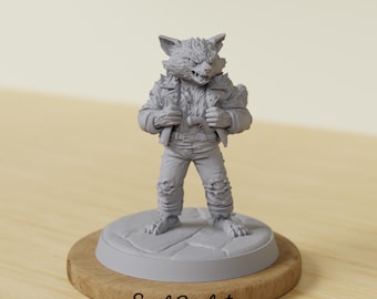 Op de afbeelding: Een grijze figuur van een wolfachtig personage in een leren jas en gescheurde jeans, staand op een cirkelvormige basis. Het beeldje is gemonteerd op een houten voet met de tekst "Soul Sculpt" in cursief.
