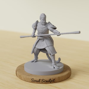 Puede incluir: Figura gris de un guerrero sosteniendo un bastón, de pie sobre una base redonda. La figura está detallada con armadura y rasgos faciales. La base está sobre una superficie de madera, con el texto "Soul Sculpt" en la parte inferior.