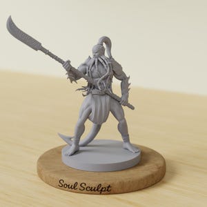Puede incluir: Figura gris de un guerrero con una gran espada, sobre una base de madera. El guerrero tiene una constitución musculosa, una cola y una cabeza distintiva con tentáculos. La base está inscrita con las palabras "Soul Sculpt".
