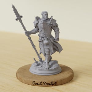 Puede incluir: Figura gris de un caballero con armadura completa, sosteniendo una lanza. El caballero está sobre una base circular, montada sobre un soporte de madera. El texto "Soul Sculpt" está impreso en la base. La figura es detallada y parece ser de colección.