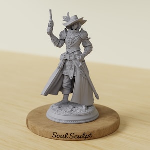 Könnte beinhalten: Graue Figur einer Person in aufwendiger Kleidung, die eine Pistole hält. Die Figur trägt einen Hut mit Feder, einen langen Mantel und ein Schwert. Die Figur ist auf einem Holzsockel mit dem Text "Soul Sculpt" montiert.