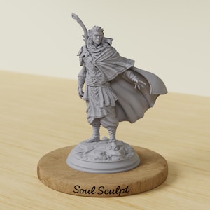 Puede incluir: Una figura gris de un personaje con una capa fluida, sosteniendo un arco, de pie sobre una base rocosa encima de un disco de madera. La figura tiene ropa detallada y una expresión decidida. El texto "Soul Sculpt" está en la base.