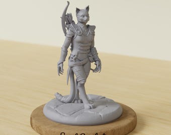 Op de afbeelding: Een grijze figuur van een katachtig mensachtig krijger met een boog en pijlkoker. De figuur staat op een steenachtige basis bovenop een houten schijf. De tekst "Soul Sculpt" is op de houten basis gedrukt.